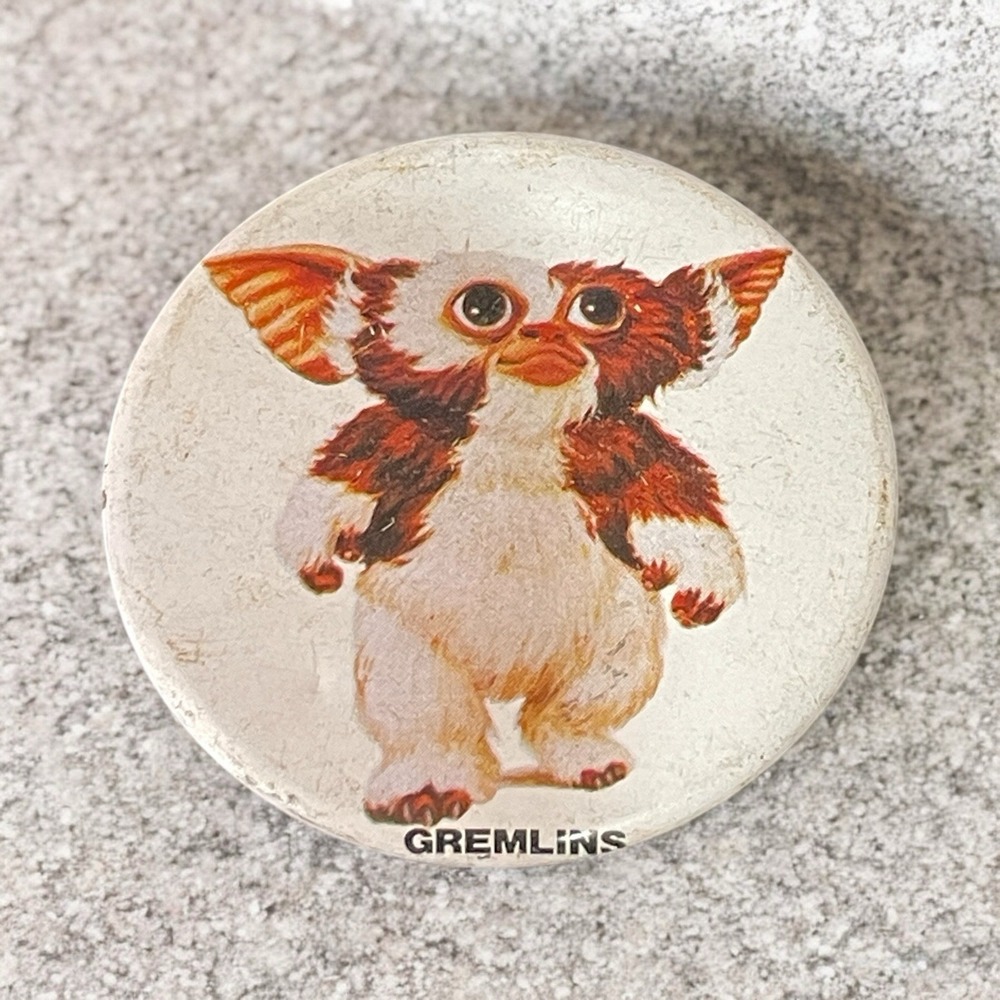 Vintage Gremlins Gizmo Pin Back Button 1984 Movie Memorabilia Mogwai 80s Retro - Picture 1 of 6
